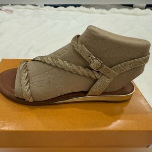 NWT Unisa gold flat gladiator sandals 7